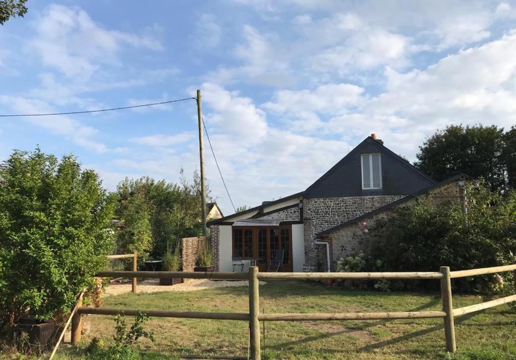 Les 4 Seasons, Agreable Gite Avec Terrasse Et Jardin La Croix Bigot Exterior photo